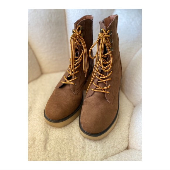 Chunky heeled boots - Picture 2 of 3